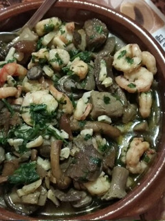 Una foto de Salteado de gambas y setas con perejil