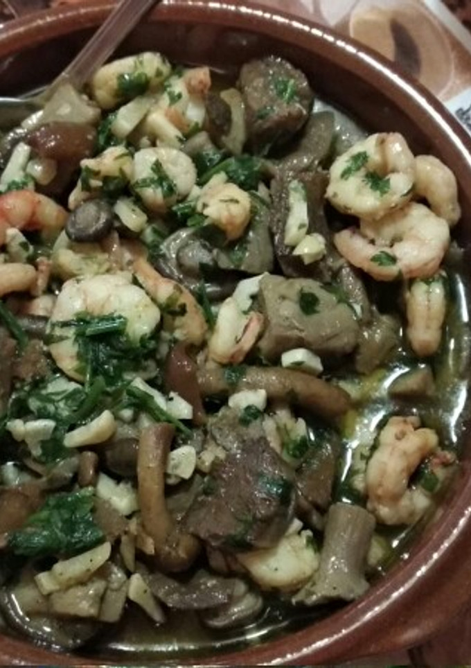 Una foto de Salteado de gambas y setas con perejil