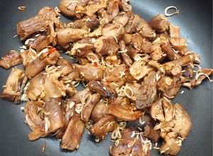 Hình của món Chân nấm xào sả ớt.