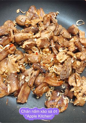 Hình của món Chân nấm xào sả ớt.