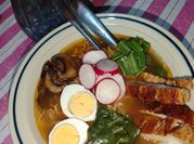 Una foto de ramen con soya