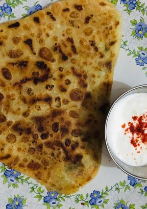આલુ પરાઠા (Aloo Paratha Recipe In Gujarati) રેસીપી મુખ્ય ફોટો