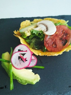 Una foto de Ensalada sobre tosta de queso