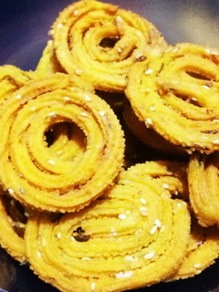 ચકરી (Chakri Recipe In Gujarati) રેસીપી મુખ્ય ફોટો
