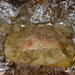 A picture of Salmon Potato Foil Packets.