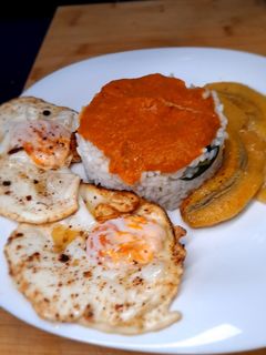 Una foto de Arroz a la cubana