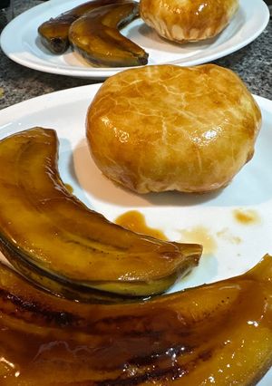 Una foto de Pastelitos de solomillo con guarnición de plátano