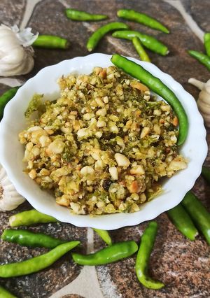 मिर्च का ठेचा (Mirch ka thecha recipe in hindi) रेसिपी मुख्य फोटो