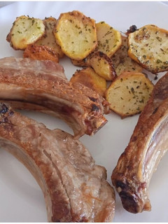 Una foto de Costillas con patatas chips en freidora cecotec cecofry