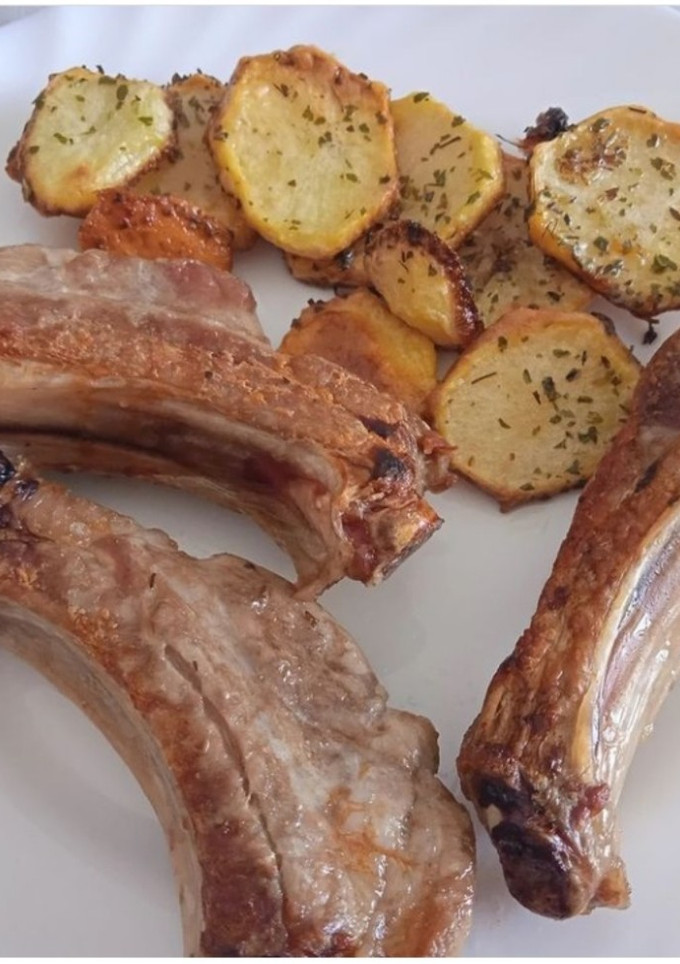 Una foto de Costillas con patatas chips en freidora cecotec cecofry