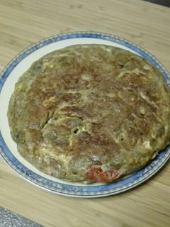 Una foto de Tortilla de alcachofas con pimientos del piquillo
