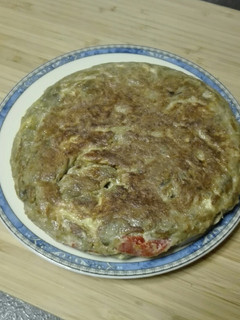 Una foto de Tortilla de alcachofas con pimientos del piquillo
