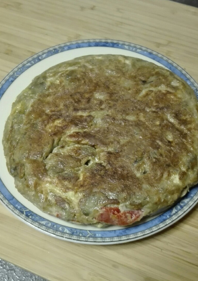Una foto de Tortilla de alcachofas con pimientos del piquillo
