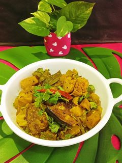 পাঁচ মিশালী নিরামিষ তরকারি (panch mishali niramish torkari recipe in Bengali) রেসিপির প্রধান ছবি