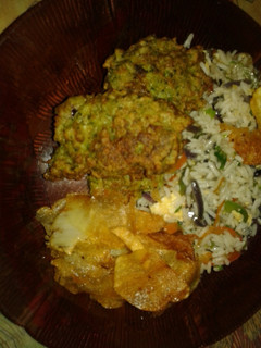 Una foto de Torrejas de Brocoli con Arroz Hippie y Papas Fritas Crocantes