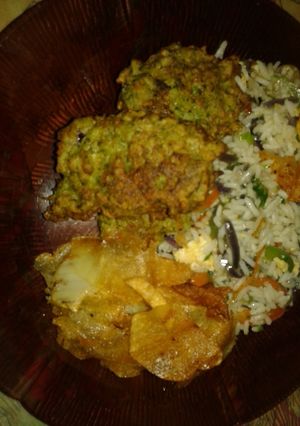 Una foto de Torrejas de Brocoli con Arroz Hippie y Papas Fritas Crocantes