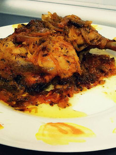 Una foto de Pollo con cebolla, al limón