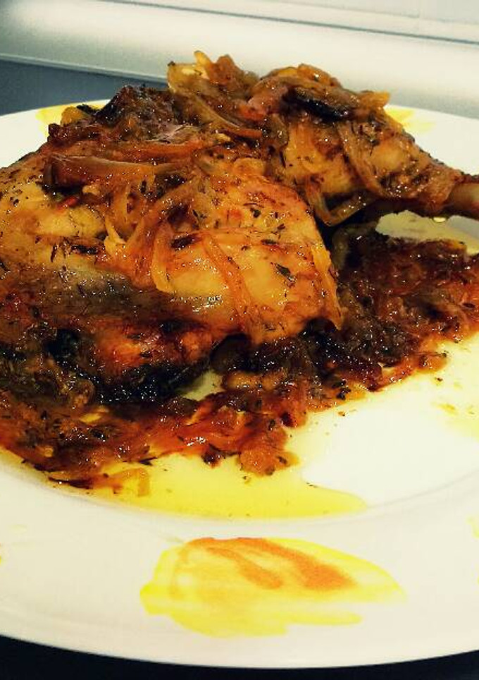 Una foto de Pollo con cebolla, al limón