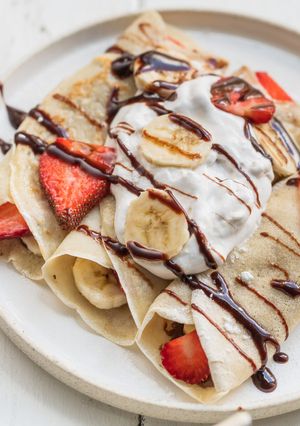 Una foto de Crepes Con Fruta 🍌🍓