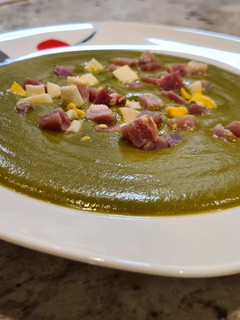 Una foto de Crema de espinacas, champiñones y zanahorias