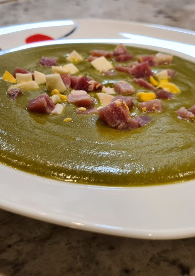 Una foto de Crema de espinacas, champiñones y zanahorias