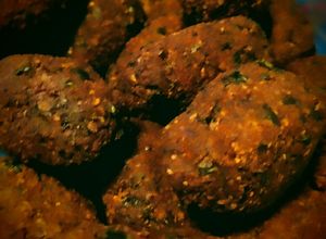 Una foto de Falafel con salsa de yogurt y ajo