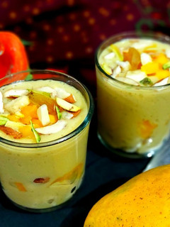 काजू मैंगो स्मूदी(kaju mango smoothie recipe in hindi) रेसिपी मुख्य फोटो