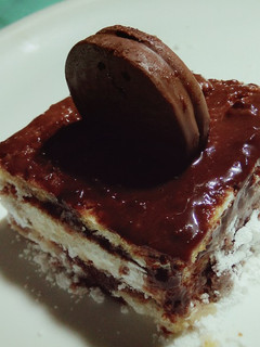 இன்ஸ்டன்ட் சாக்லேட் பிரெட் கேக் (Instant chocolate bread cake recipe in tamil) செய்முறை முக்கிய புகைப்படம்