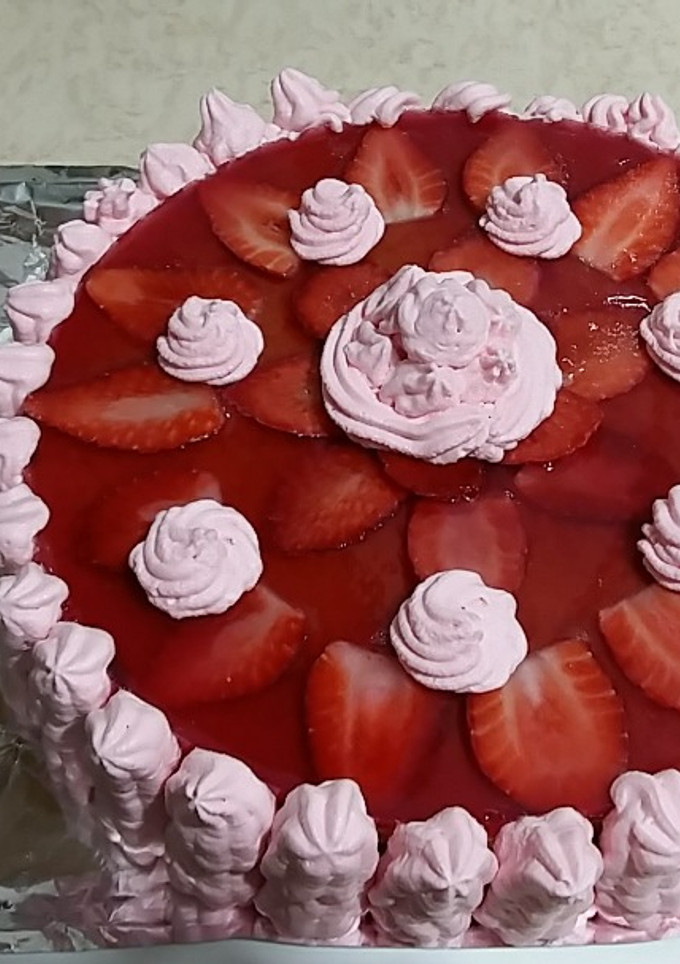 Una foto de Tarta con fresas y nata