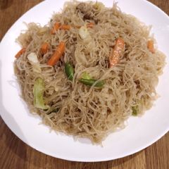 A picture of Bihon Guisado.