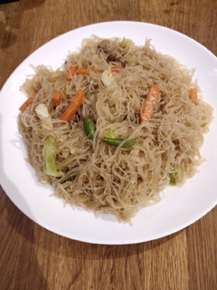 A picture of Bihon Guisado.