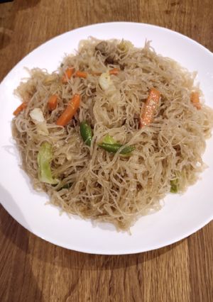 A picture of Bihon Guisado.