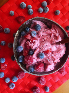 Una foto de Helado de frutos rojos