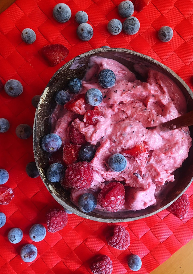 Una foto de Helado de frutos rojos