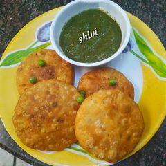 A picture of Matar ki Kachori.