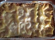Una foto di lasagne piselli