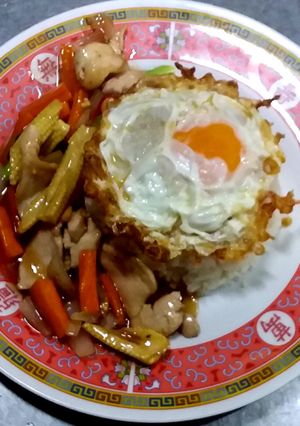 รูปของ ไก่ผัดยอดข้าวโพดราดข้าว ไข่ดาว