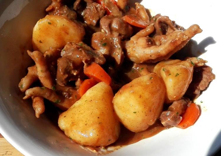 Chicken feet and giblets stew