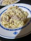 Espaguetis con nata y bacon
