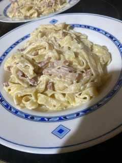 Una foto de Espaguetis con nata y bacon