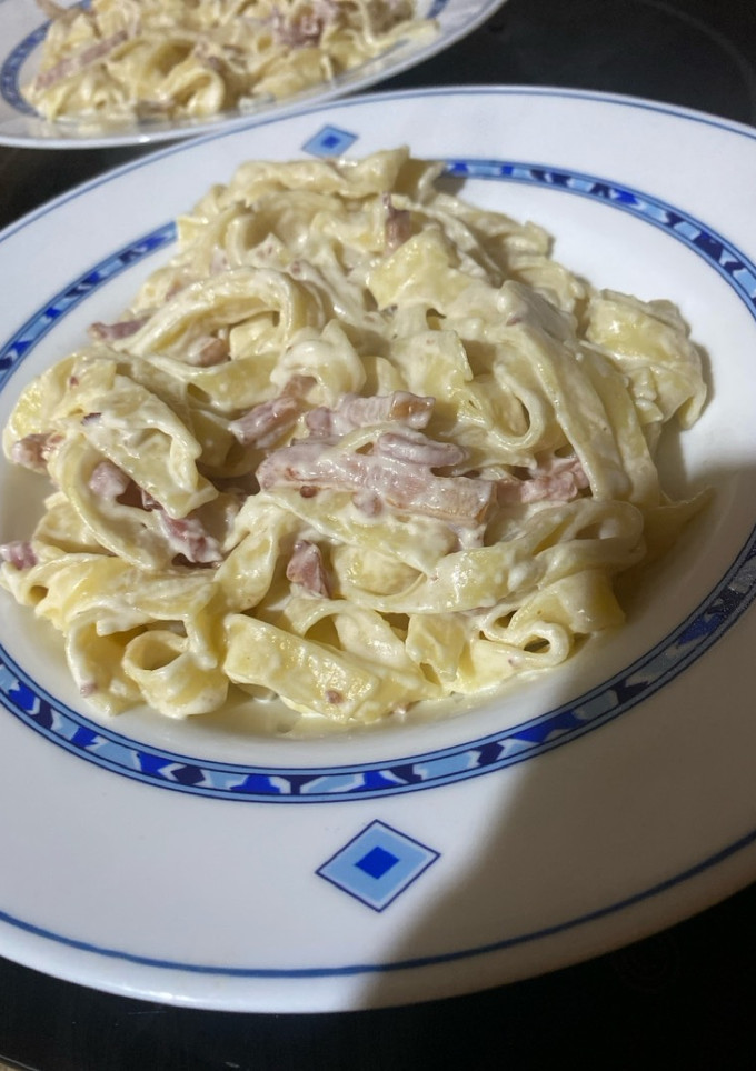 Una foto de Espaguetis con nata y bacon