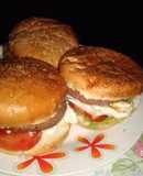 Hamburguesas a la paila con verduras y huevo