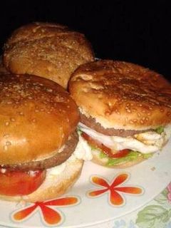 Una foto de Hamburguesas a la paila con verduras y huevo