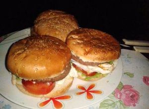 Una foto de Hamburguesas a la paila con verduras y huevo