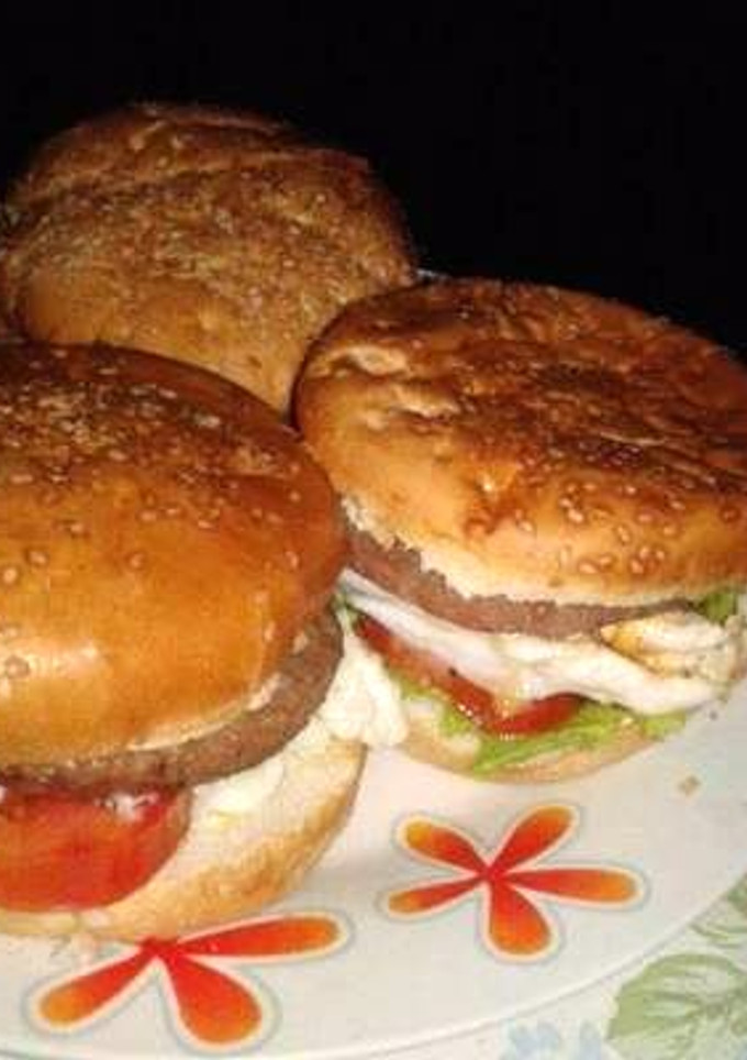 Una foto de Hamburguesas a la paila con verduras y huevo