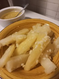 Una foto de Yuca con mojo 🧄