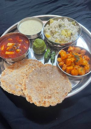 ફરાળી થાળી (Farali Thali Recipe In Gujarati) રેસીપી મુખ્ય ફોટો