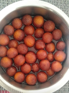 ગુલાબ જાંબુ (Gulab Jamun Recipe In Gujarati) રેસીપી મુખ્ય ફોટો