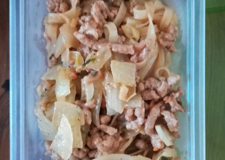 Tallarines de arroz con carne picada