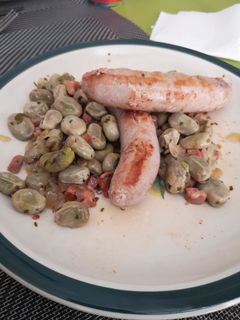 Una foto de Habas al vino con Butifarra